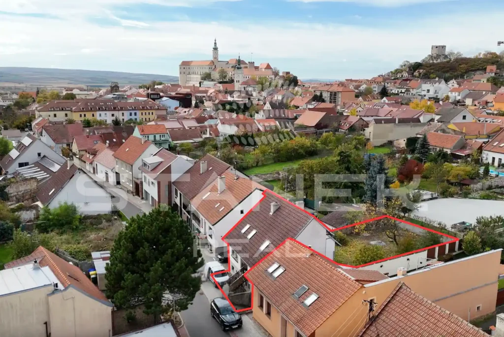 Rodinný dům v Mikulově na ulici Venušina – letecký pohled na dům a okolní zástavbu.