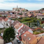 Rodinný dům v Mikulově na ulici Venušina – letecký pohled na dům a okolní zástavbu.